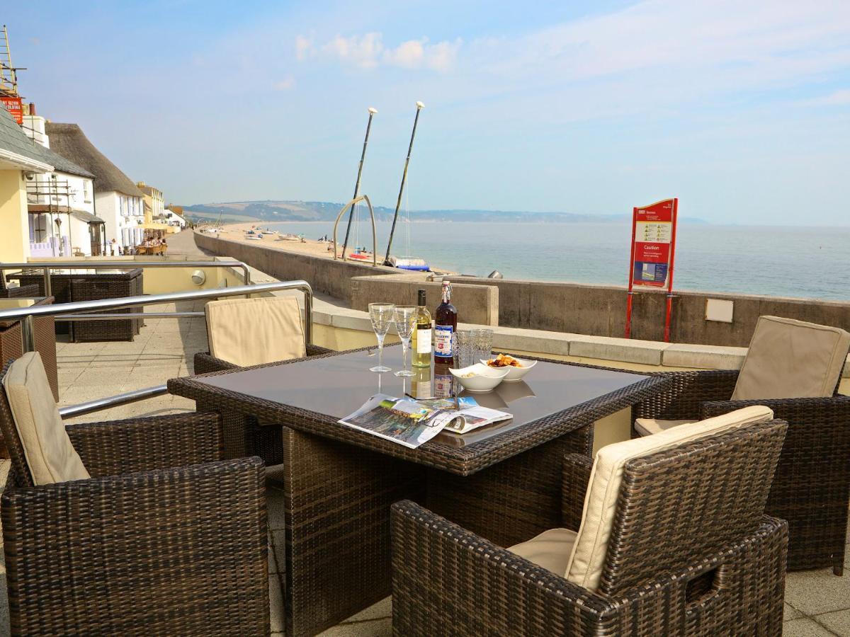1 At The Beach Beesands 外观 照片